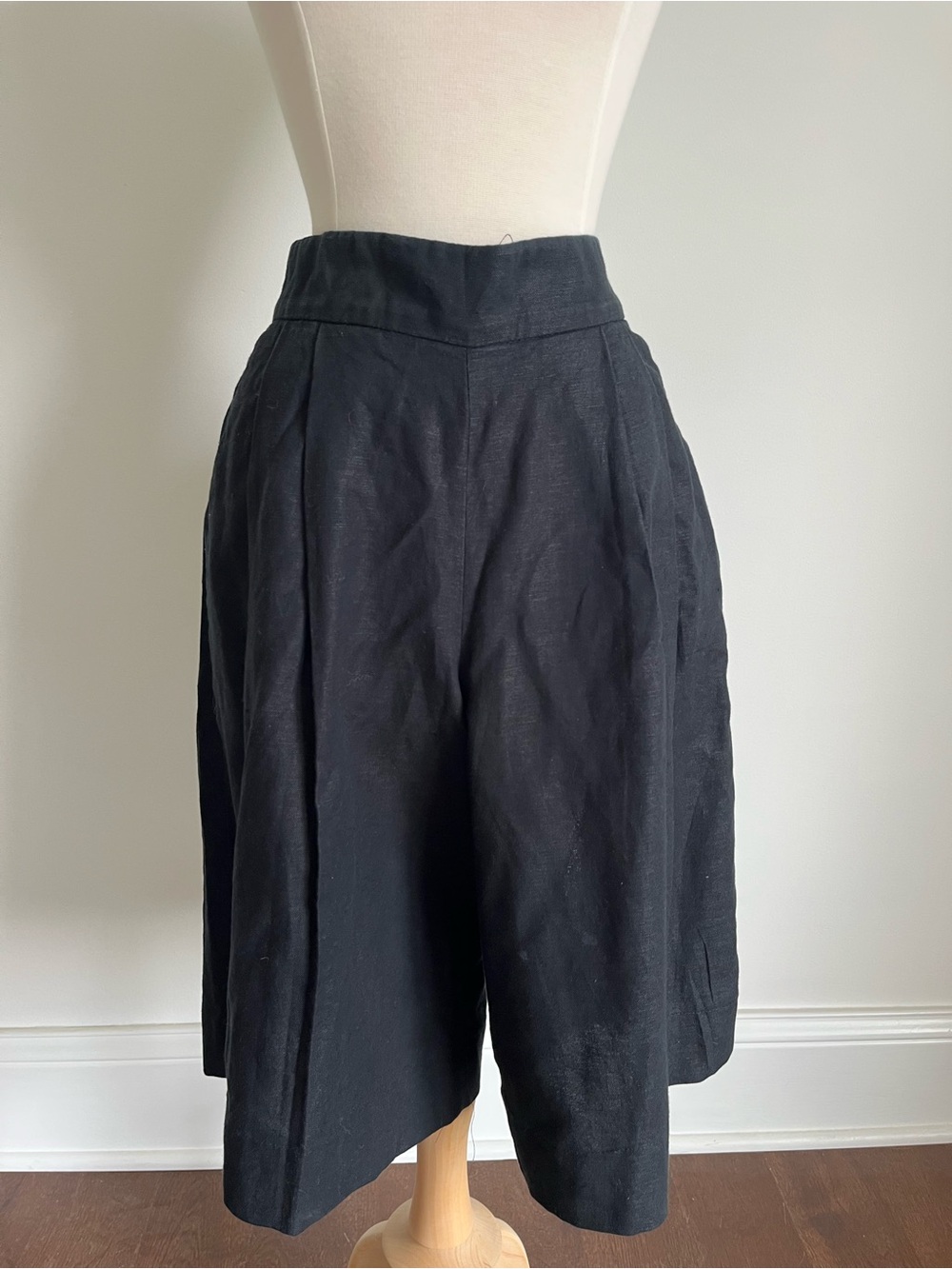 GAP Black linen Women's High-Waist Pleated knee Shorts- size 8